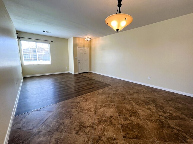 Building Photo - Gorgeous Split Wing Home