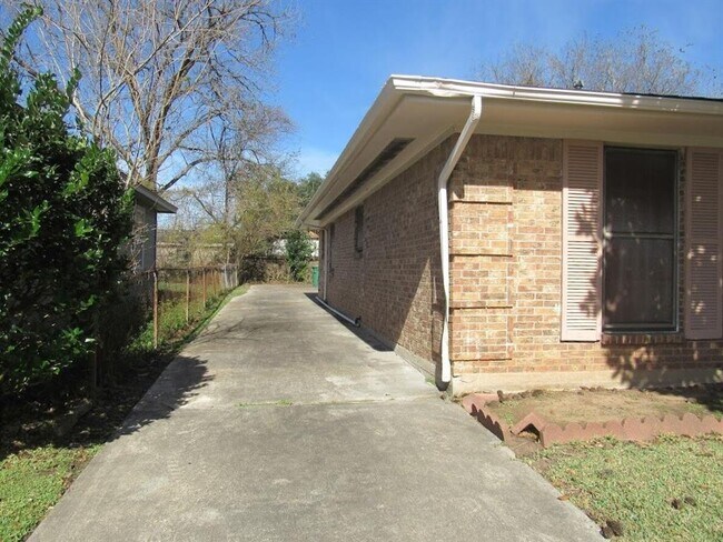Building Photo - 8535 Bucroft St