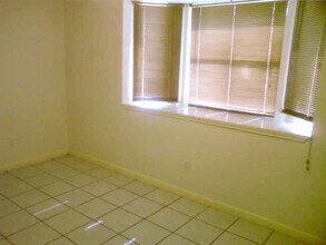 Building Photo - 13835 Northlake Dr