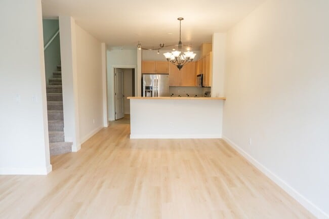 Building Photo - 3Bd/2.75Ba Renton Townhouse