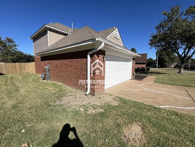 Building Photo - 825 Radiance Dr