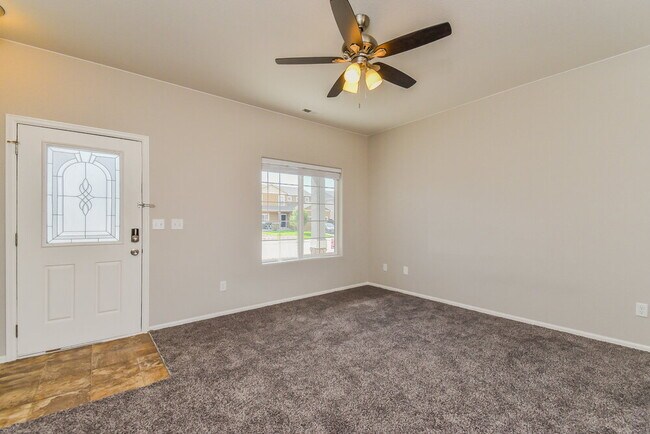 Foto del edificio - 9735 Desert Lily Cir