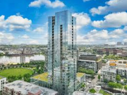 View of the whole 28 story Cosmopolitan building. The premier building in Portland. - 1075 NW Northrup St