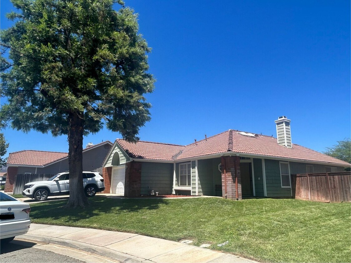 Foto del edificio - Charming 3 bedroom 2 bathroom Home in Beaumont, Ca.