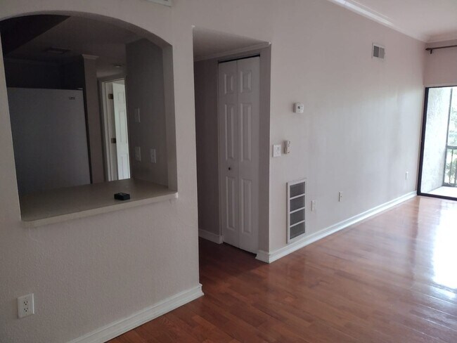 Building Photo - 1 Bed/1 Bath 2nd floor condo on Wimbledon ...