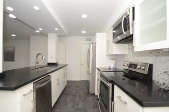 Building Photo - 5524 Beverly Hill St