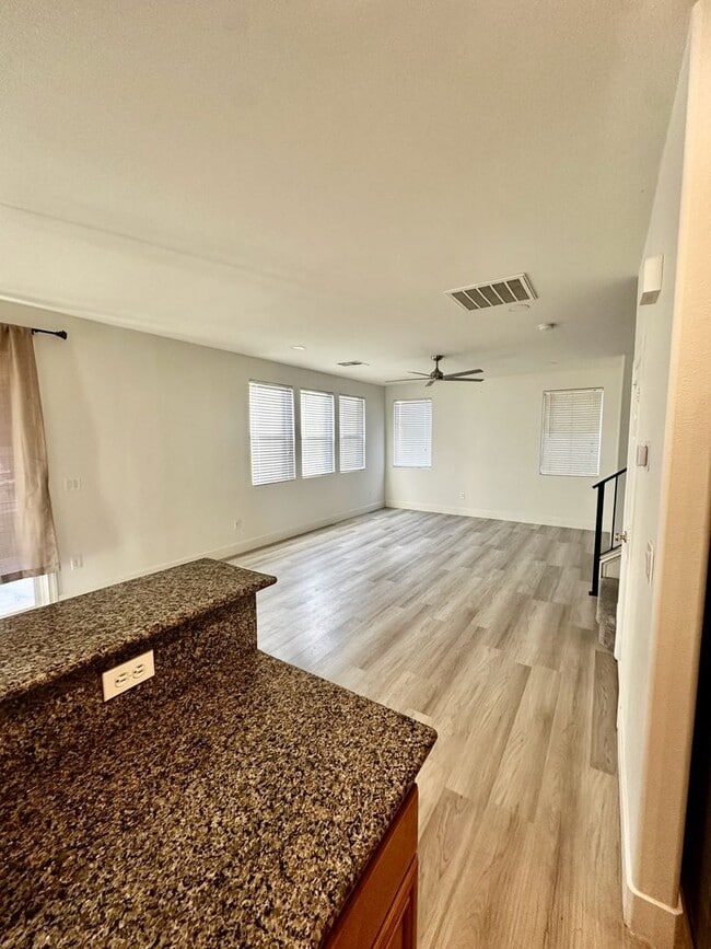 Foto del edificio - 3 Bd, 3 Bth Amazing Oasis with New Paint
