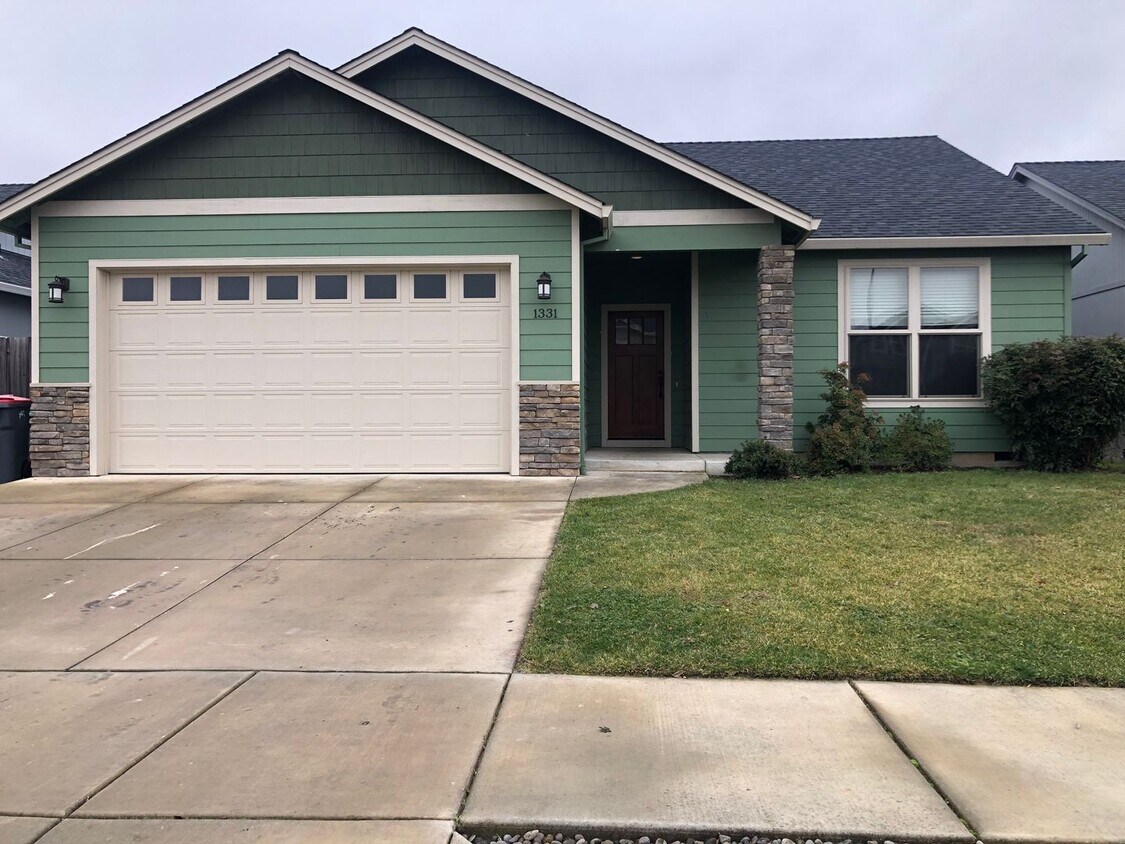 Hurry in for this Cozy 3 bedroom, 2 bath h... House Rental in Medford