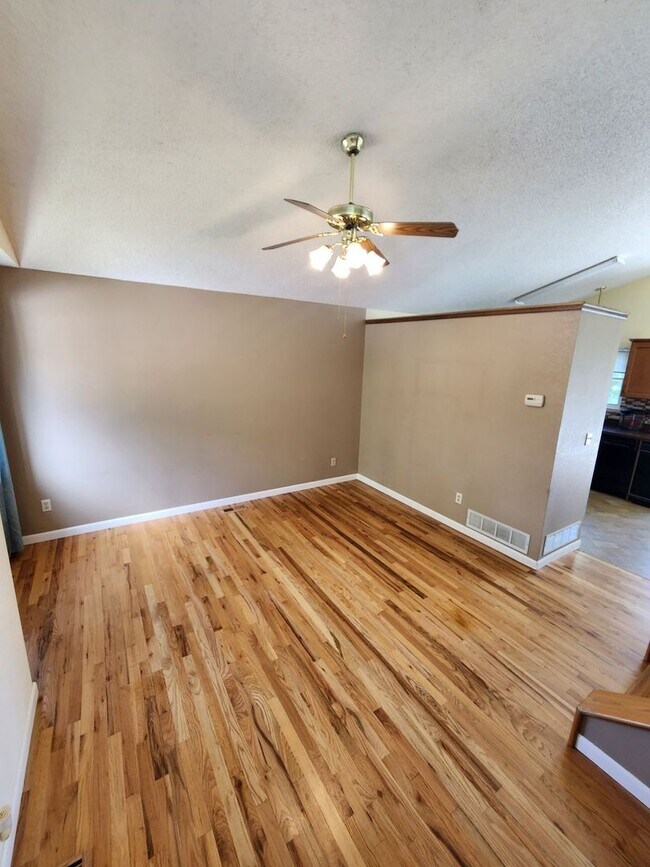 Foto del edificio - Spacious 4-Bedroom Home with RV Parking in...