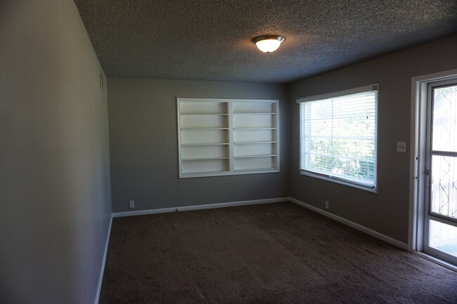 Building Photo - 1,220 square foot 3 bedroom 1 bath home in...