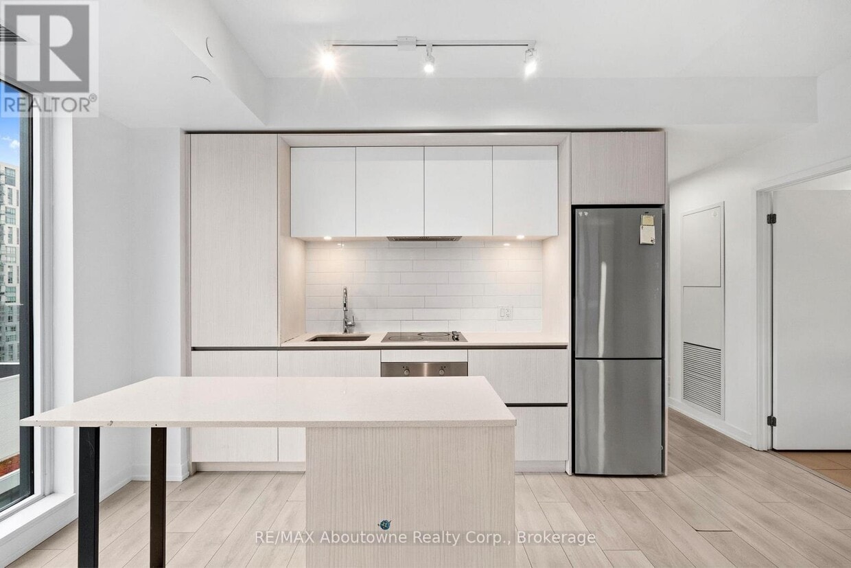 Primary Photo - 225 Sumach St