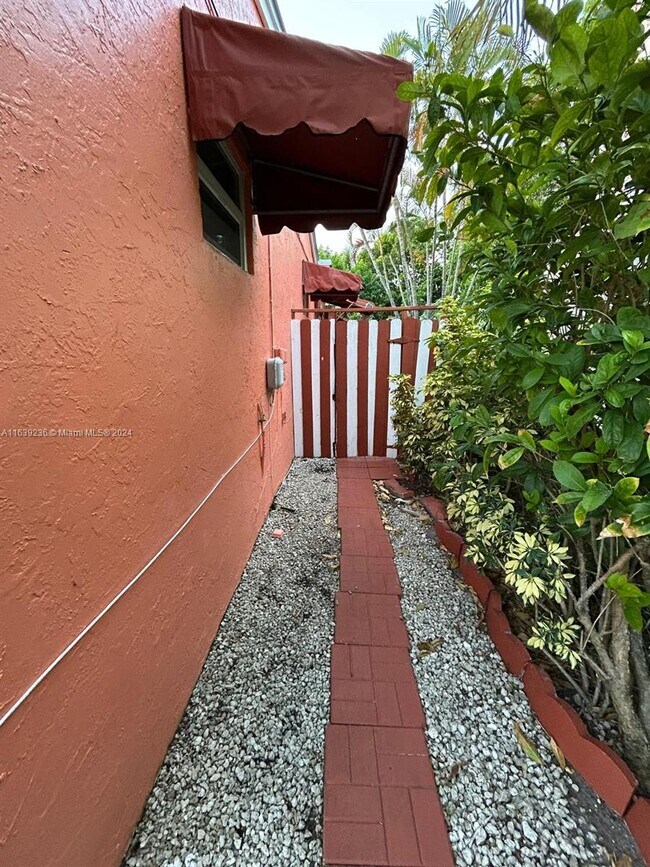 Building Photo - 3085 NW Flagler Terrace