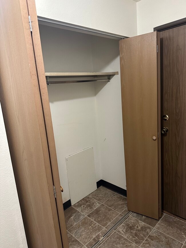 Building Photo - Dakota E & W Apartments