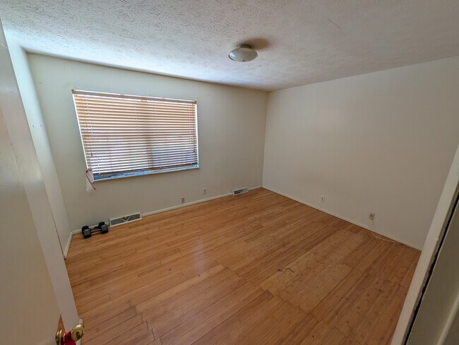 Foto del edificio - 9101 Cedarpark Ln NW