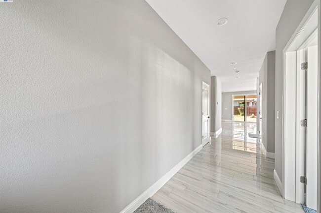 Building Photo - 5400 Mojave Way
