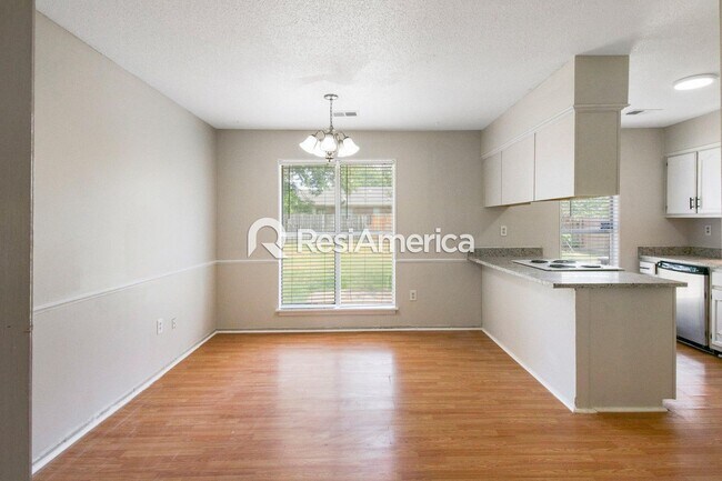 Building Photo - Classic Styling in Horn Lake with great cu...