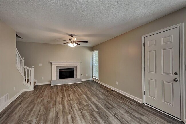 Foto del edificio - 32 Camden Woods Pl