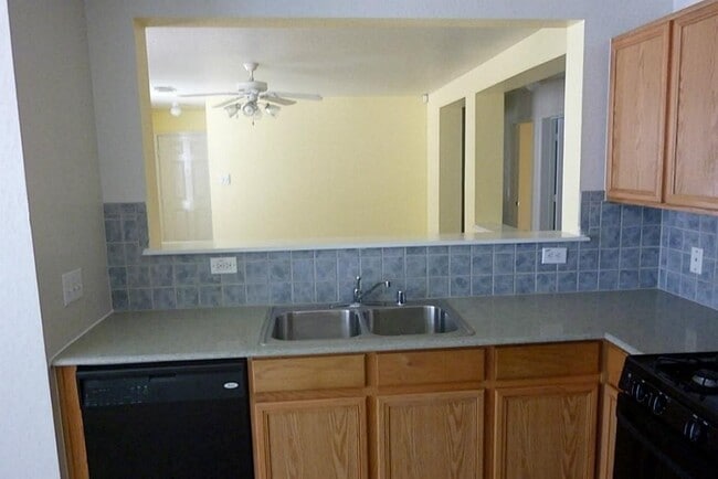 Foto del edificio - Very cute and clean home on corner. Designer colors, large kitchen, 3 bedrooms and a study. This ...