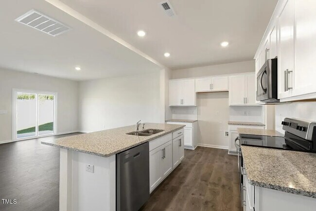 Foto del edificio - Room in House on Moore Crk Dr