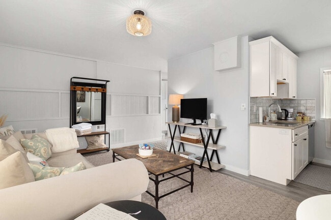 Building Photo - 120 4th Ave N