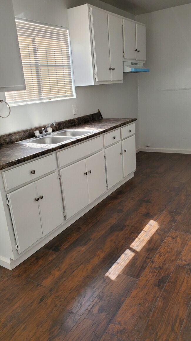 Building Photo - 622 W 87th St
