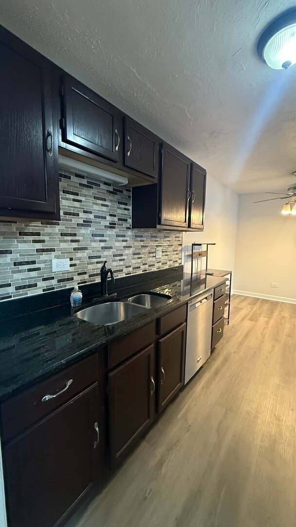 Building Photo - 880 E Old Willow Rd