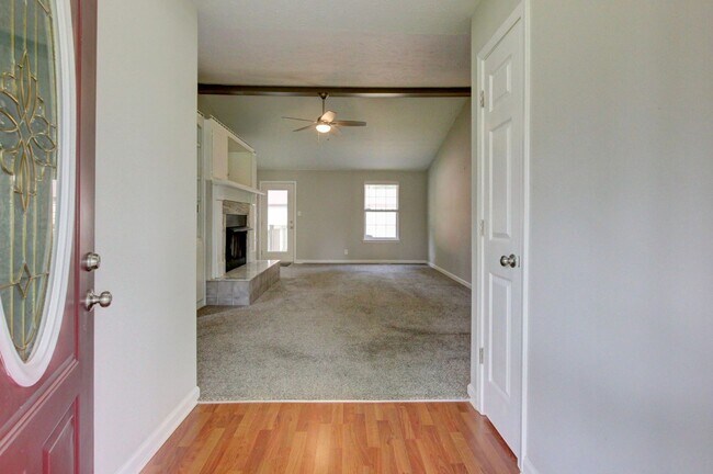 Building Photo - Updated 3bed 2 bath in St B with SEPARATE WORKSHOP around back.