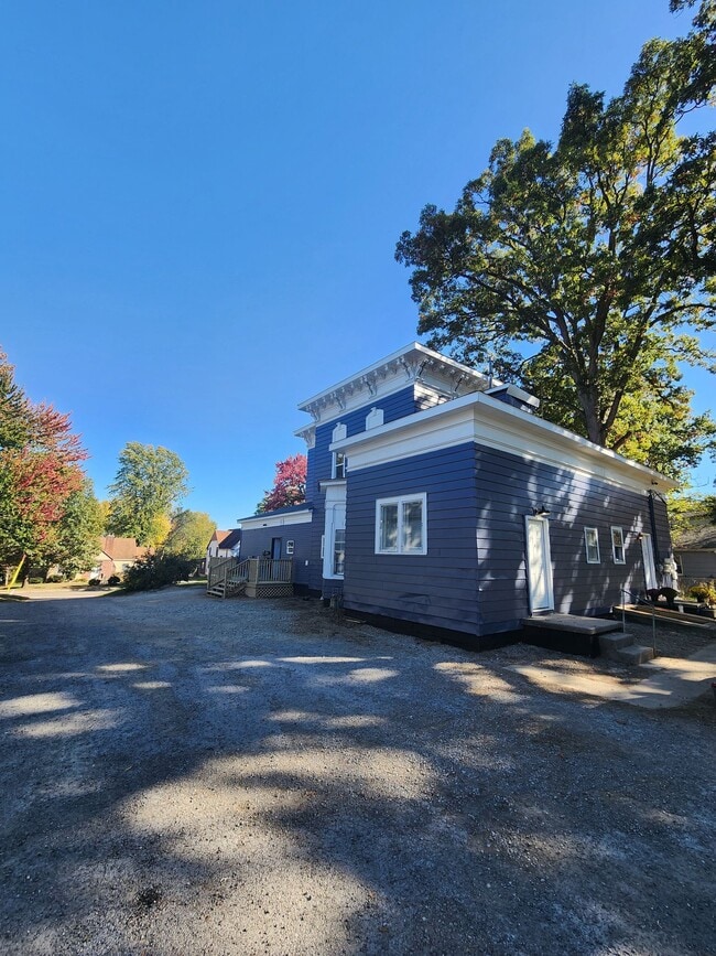 Building Photo - Large one bedroom one bath upstairs apartment