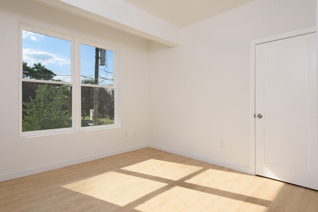 Building Photo - 1507 W Oxford St