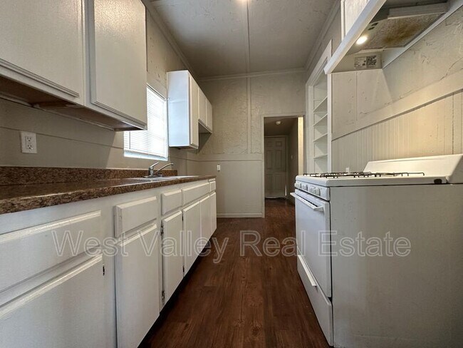 Building Photo - 631 Kern St