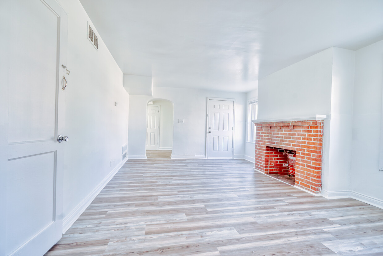 Foto principal - 300 E Spring St