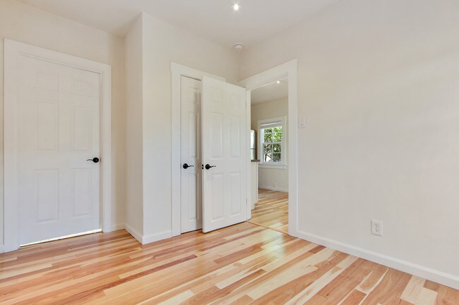 Building Photo - 654 Amador St