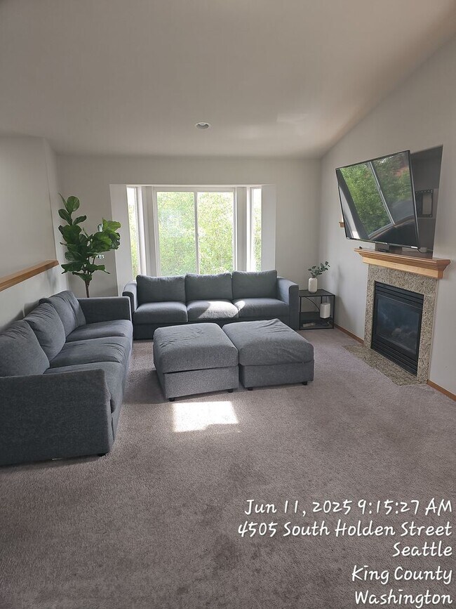 Building Photo - South Seattle split level home - 5 bedroom...