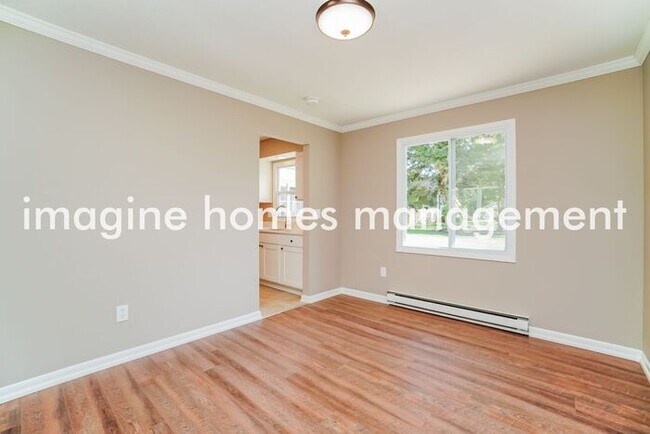 Foto del edificio - Coming in October!! Completely Renovated 4...