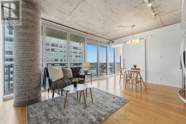 Building Photo - 324 Laurier Ave W
