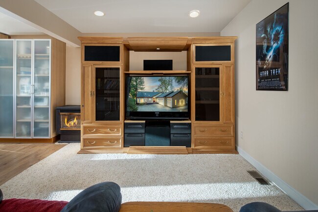 Building Photo - 18255 Jayhawk Dr