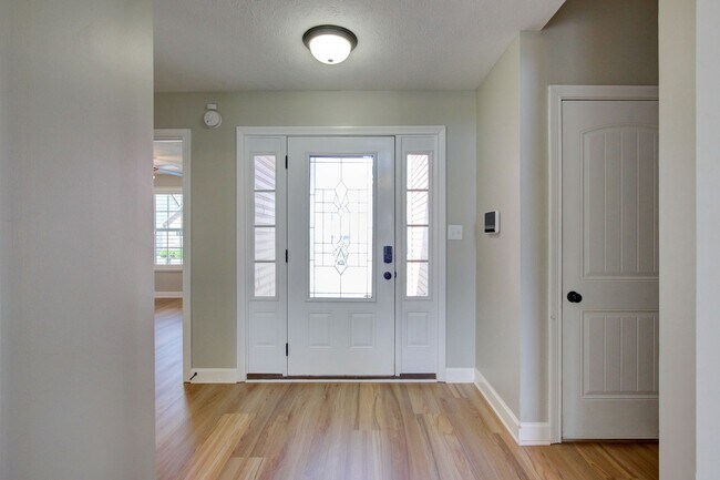 Foto del edificio - Fantastic Open Floor Plan Home With Stone Front Fireplace, Stainless Steel Appliances, And Close ...