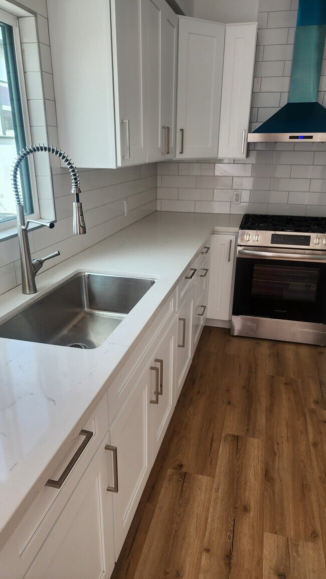 Foto del edificio - 6067 Comey Ave