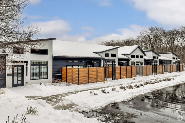 Building Photo - Ramblewood Suites