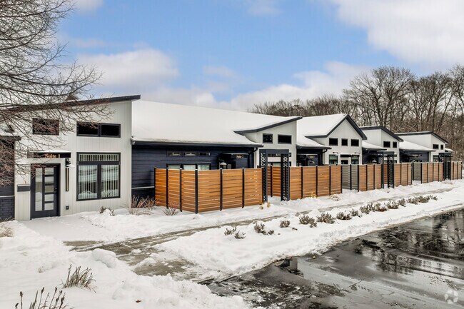 Foto del edificio - Ramblewood Suites