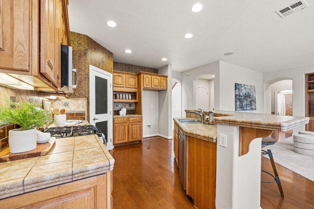 Building Photo - Beautiful 4 Bedroom 3 Bath Home with 2 Car...