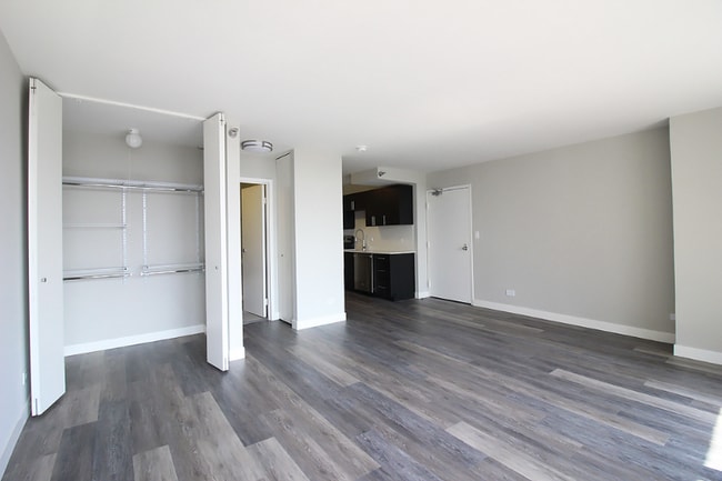 Building Photo - 1 E Delaware Pl