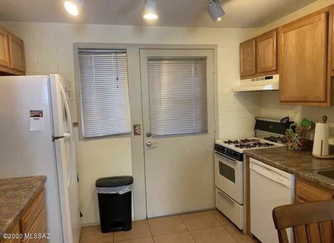 Kitchen - 393 S Paseo Madera