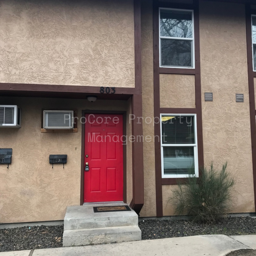 Foto principal - $1,250...2Bed 1.5 Bath, Small Fenced in Co...