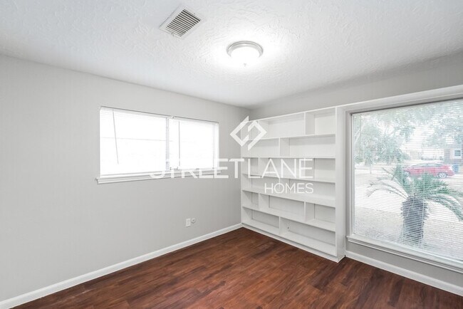 Building Photo - REDUCED!
