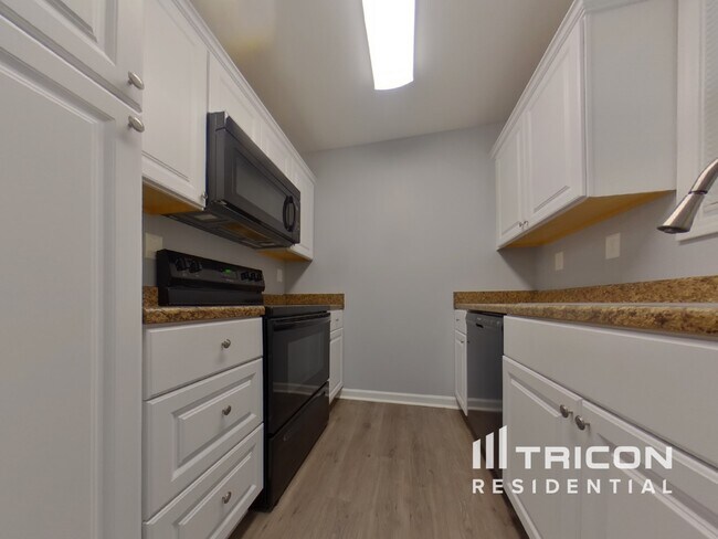 Foto del edificio - 2445 Hillboro Cir S W