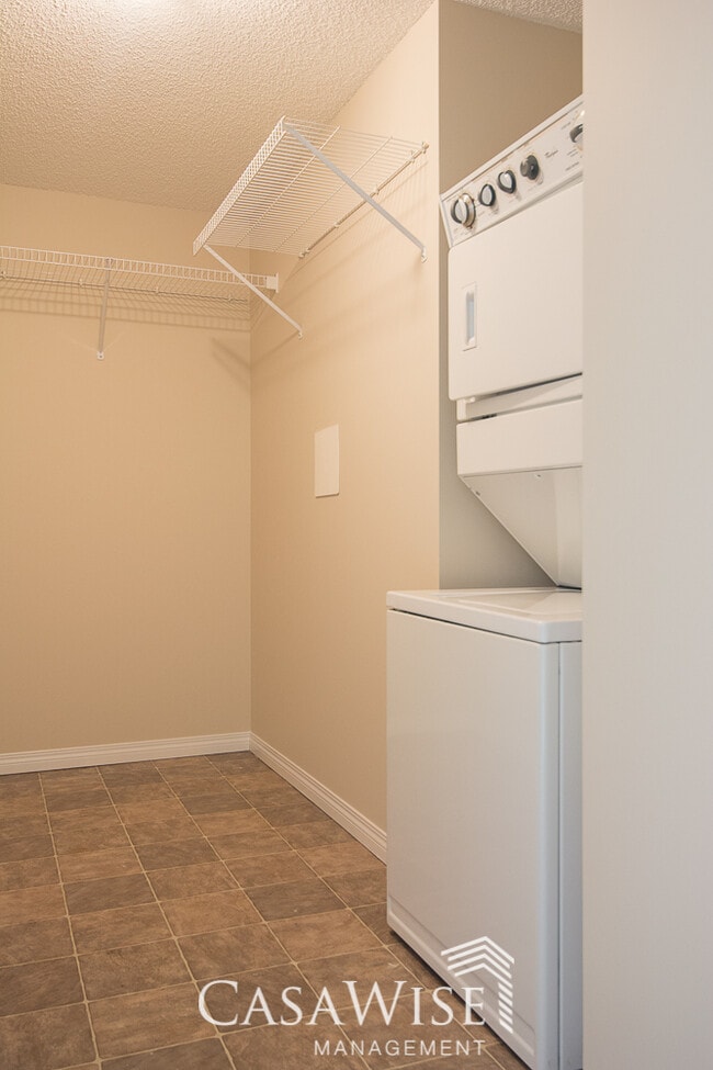 Photo du bâtiment - 7331-7331 South Terwillegar Dr NW