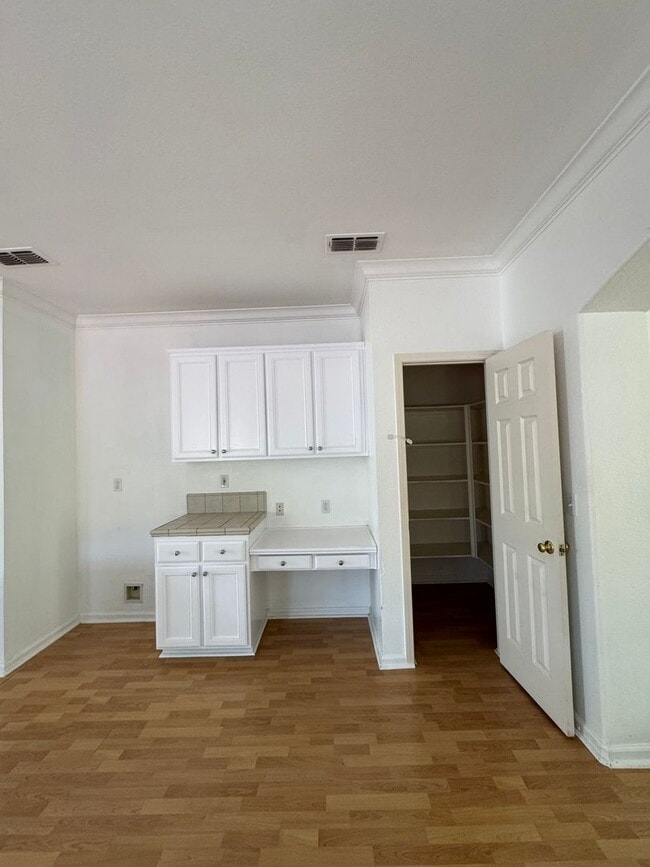 Building Photo - Conveniently Located Home