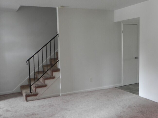 Building Photo - Three bedroom Townhome in Lake Edwards