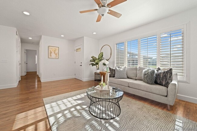 Building Photo - Beautiful 4 bedroom 2 bath home available ...